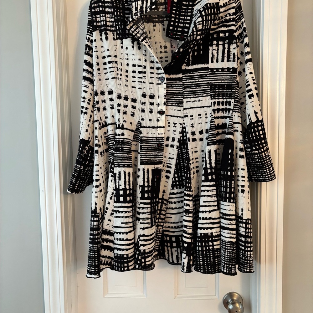 Chic Black And White Patterned Coat - image 1